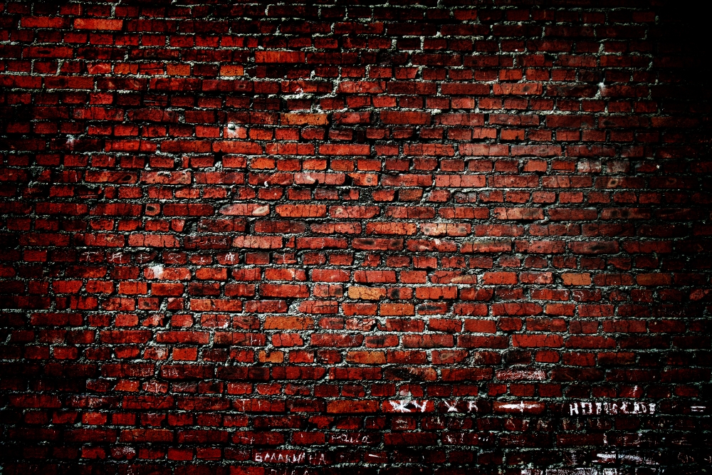 Черно-красная стена из кирпича
