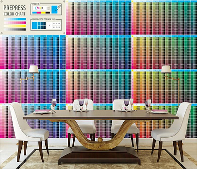 Разноцветная матрица в интерьере кухни с большим столом