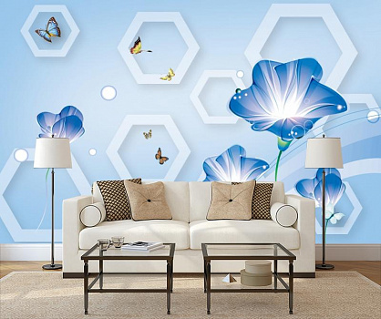 Синие лилии в интерьере гостиной с диваном