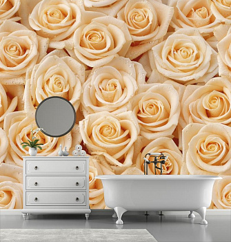 Белые розы с каплями воды в интерьере ванной