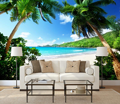 Море сквозь пальмы в интерьере гостиной с диваном