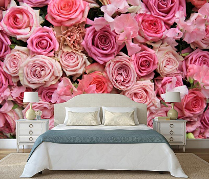 Многообразие роз в интерьере спальни