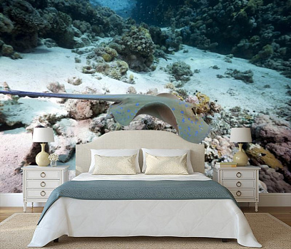 Скат на дне моря в интерьере спальни