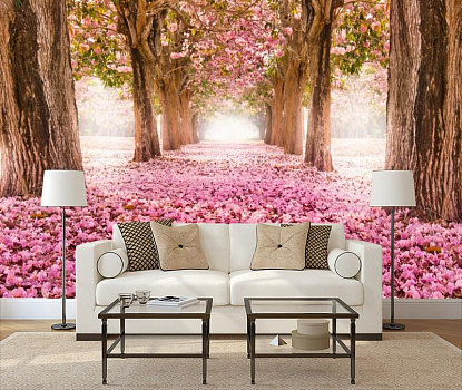 Розовый лес в интерьере гостиной с диваном