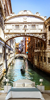 Арка над каналом Венеции в интерьере спальни