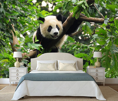 Улыбчивая панда в интерьере спальни