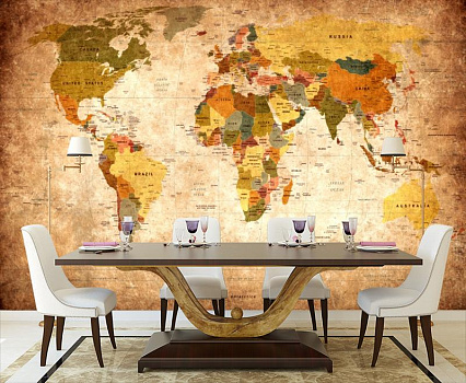 Старинная карта мира в интерьере кухни с большим столом