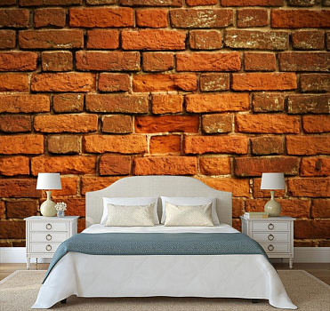 Кирпичная стена с изъяном в интерьере спальни