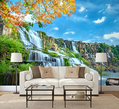Ступенчатый водопад в интерьере гостиной с диваном