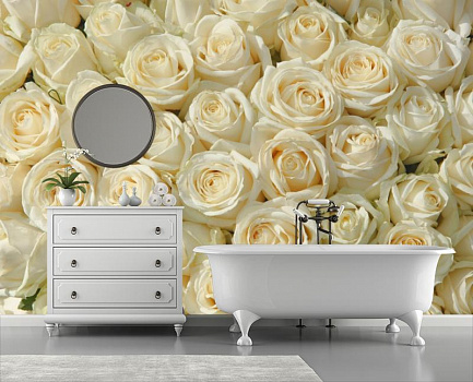 Нежные белые розы в интерьере ванной