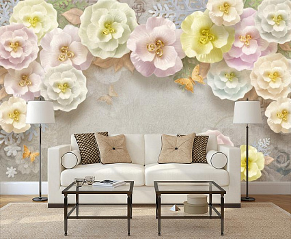 Цветы на серой стене в интерьере гостиной с диваном