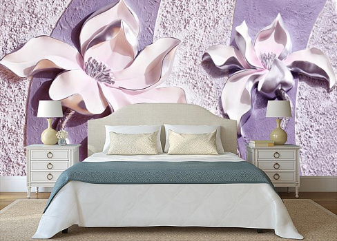 Фиолетовые цветы на бетонном фоне в интерьере спальни