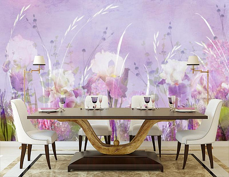 Бело-фиолетовые ирисы в интерьере кухни с большим столом