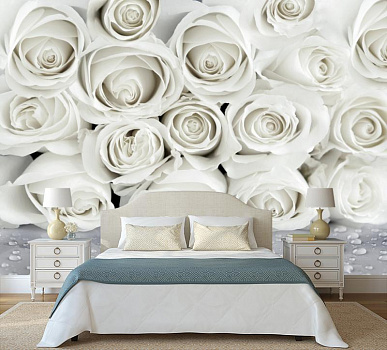 Бутоны белых роз с каплями воды  в интерьере спальни
