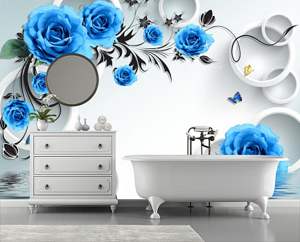Голубые розы в отражении воды в интерьере ванной