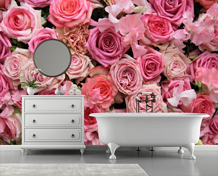 Многообразие роз в интерьере ванной