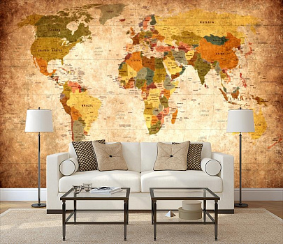 Старинная карта мира в интерьере гостиной с диваном