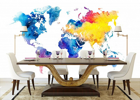 Разноцветная карта мира в интерьере кухни с большим столом
