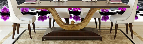 Орхидеи в отражении в интерьере кухни с большим столом