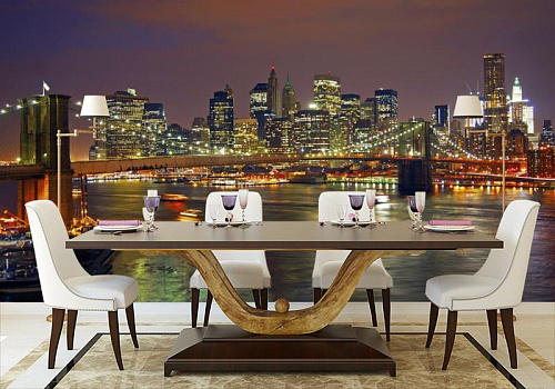 Огни Бруклинского моста в интерьере кухни с большим столом