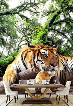 Задумчивый тигр в интерьере кухни с большим столом