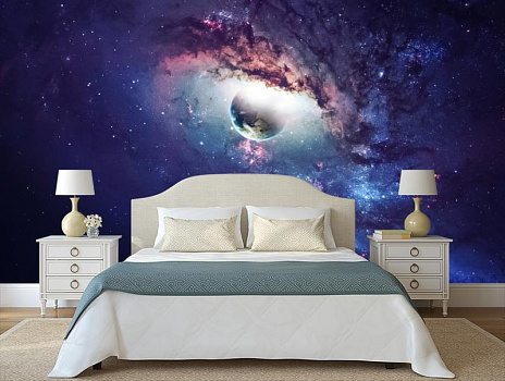 Планета в космосе в интерьере спальни