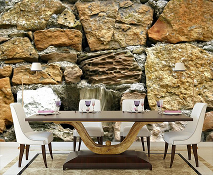 Стена из камня разной формы в интерьере кухни с большим столом