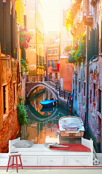 Синяя лодочка под мостом Венеции в интерьере детской комнаты мальчика