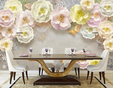 Цветы на серой стене в интерьере кухни с большим столом