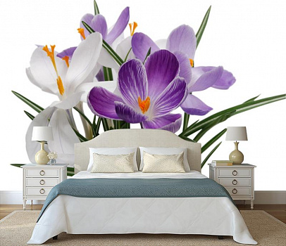 Белые и фиалковые цветы в интерьере спальни