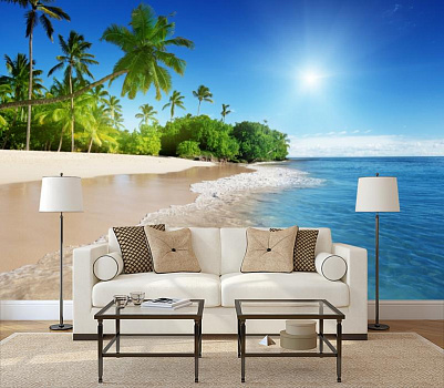 Пальмы на белом песке в интерьере гостиной с диваном