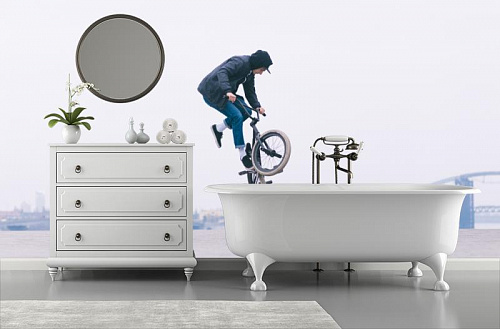 Велосипедный трюкач в интерьере ванной