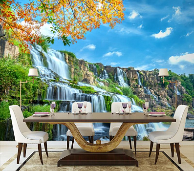 Ступенчатый водопад в интерьере кухни с большим столом