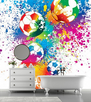 Разноцветный футбол в интерьере ванной