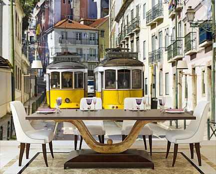 Желтые трамвайчики в интерьере кухни с большим столом