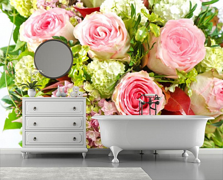 Букет с розами и зеленью в интерьере ванной