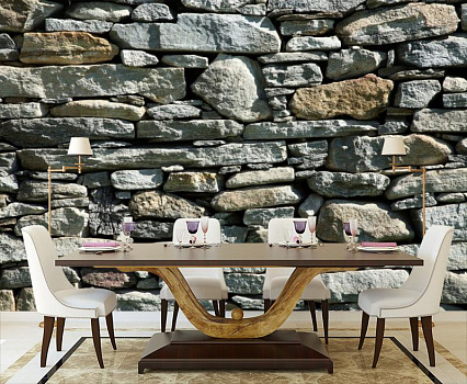 Серая каменная стена в интерьере кухни с большим столом