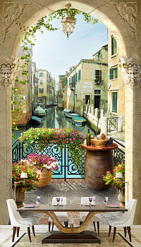 Балкончик с видом на Венецианский канал в интерьере кухни с большим столом