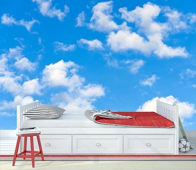 Голубое небо с облаками в интерьере детской комнаты мальчика