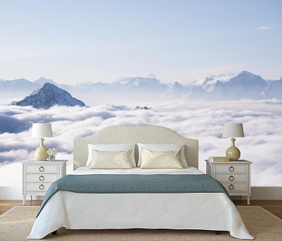 Туман над горными вершинами в интерьере спальни