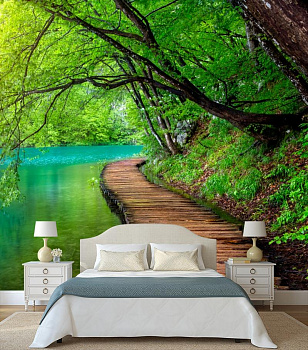 Деревянная дорожка вдоль берега в интерьере спальни