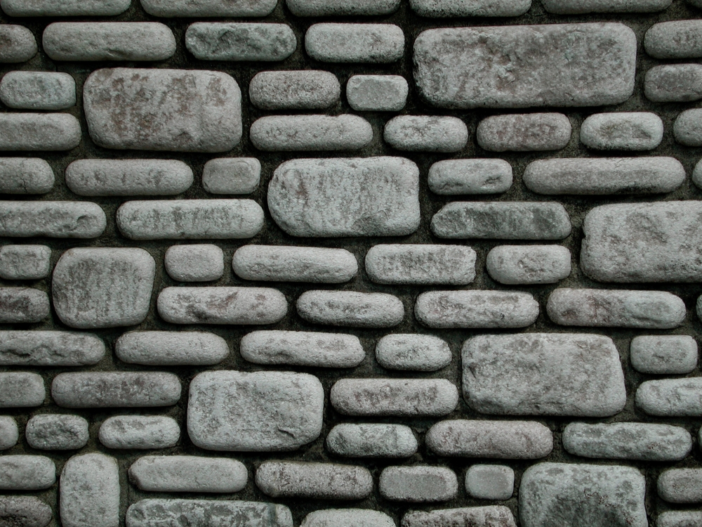 Стена из гладкого камня