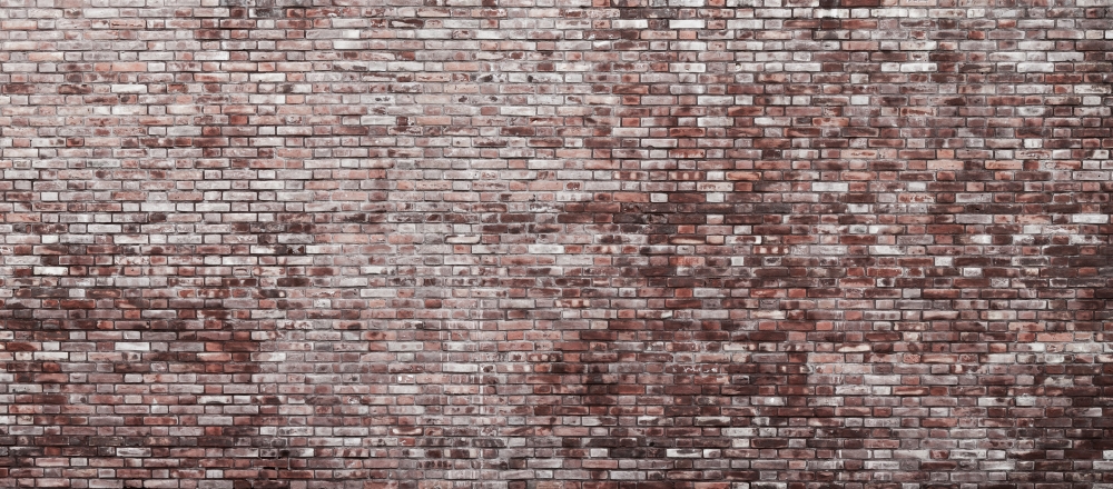 Стена из коричневого кирпича