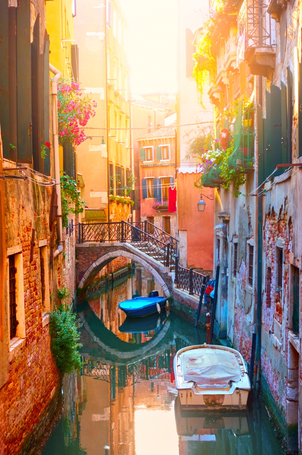 Синяя лодочка под мостом Венеции