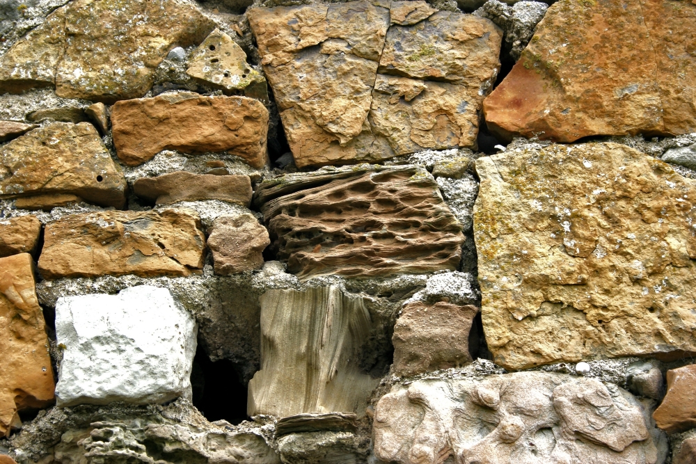 Стена из камня разной формы