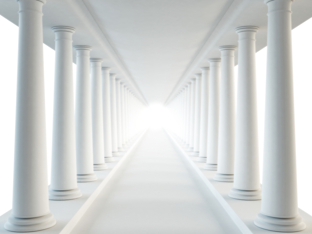 Белый коридор из колонн