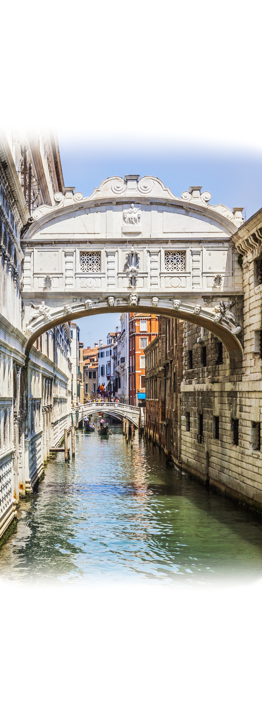 Мостик под аркой канала Венеции