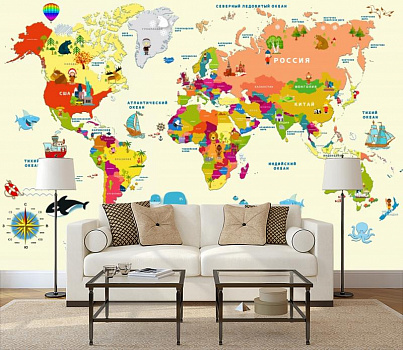 Яркая карта мира  в интерьере гостиной с диваном
