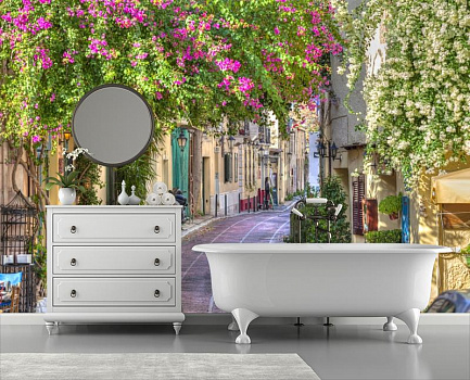 Улица в розовых белых цветах в интерьере ванной