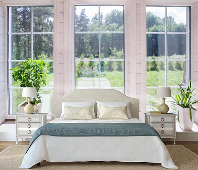 Окна с видом на лес в интерьере спальни